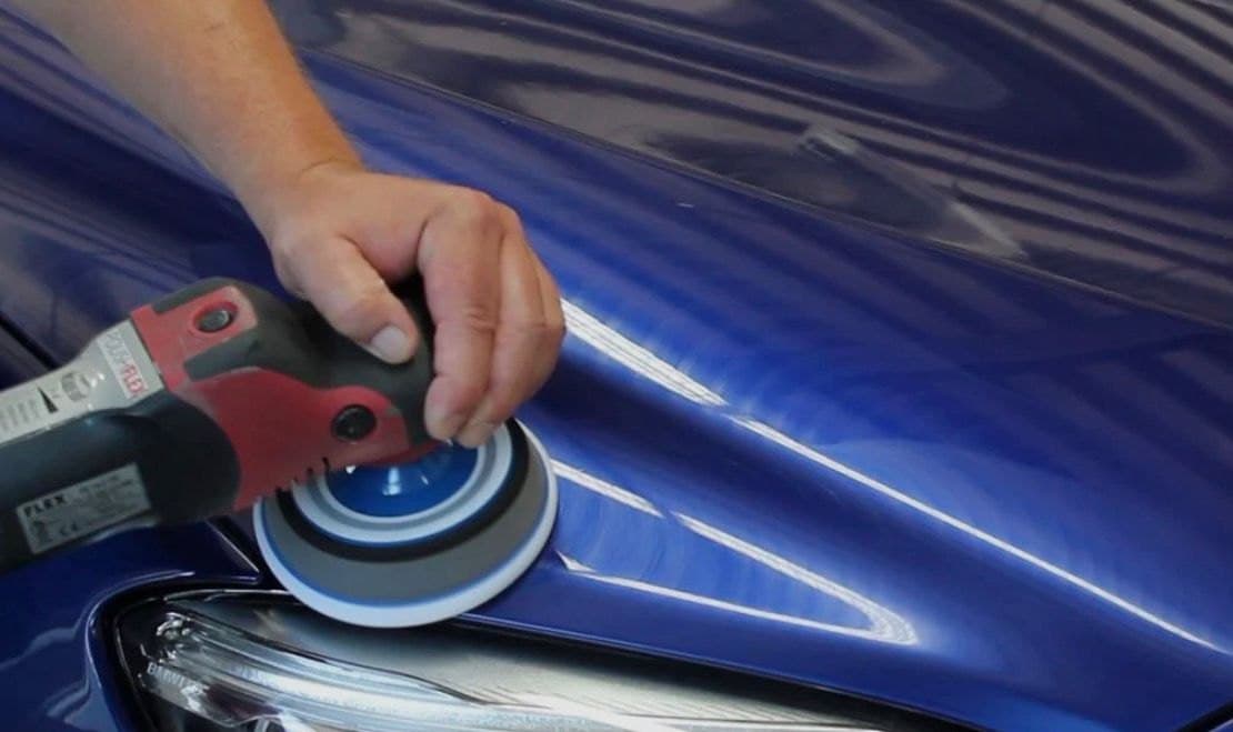 Fahrzeuglack wird bei der Aufbereitung mit einer Poliermaschine bearbeitet